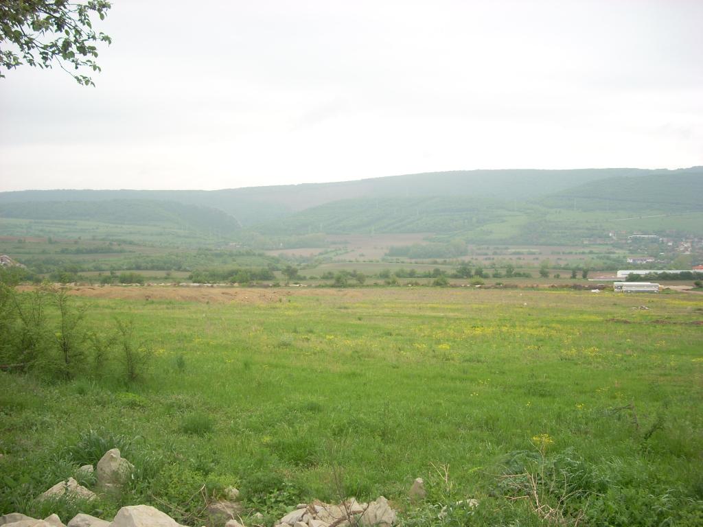 Парцел на 2 км от В.Търново, гл. път София-Варна, ID: 2368 Парцел на 2 км от В.Търново, гл. път София-Варна, ID: 2368